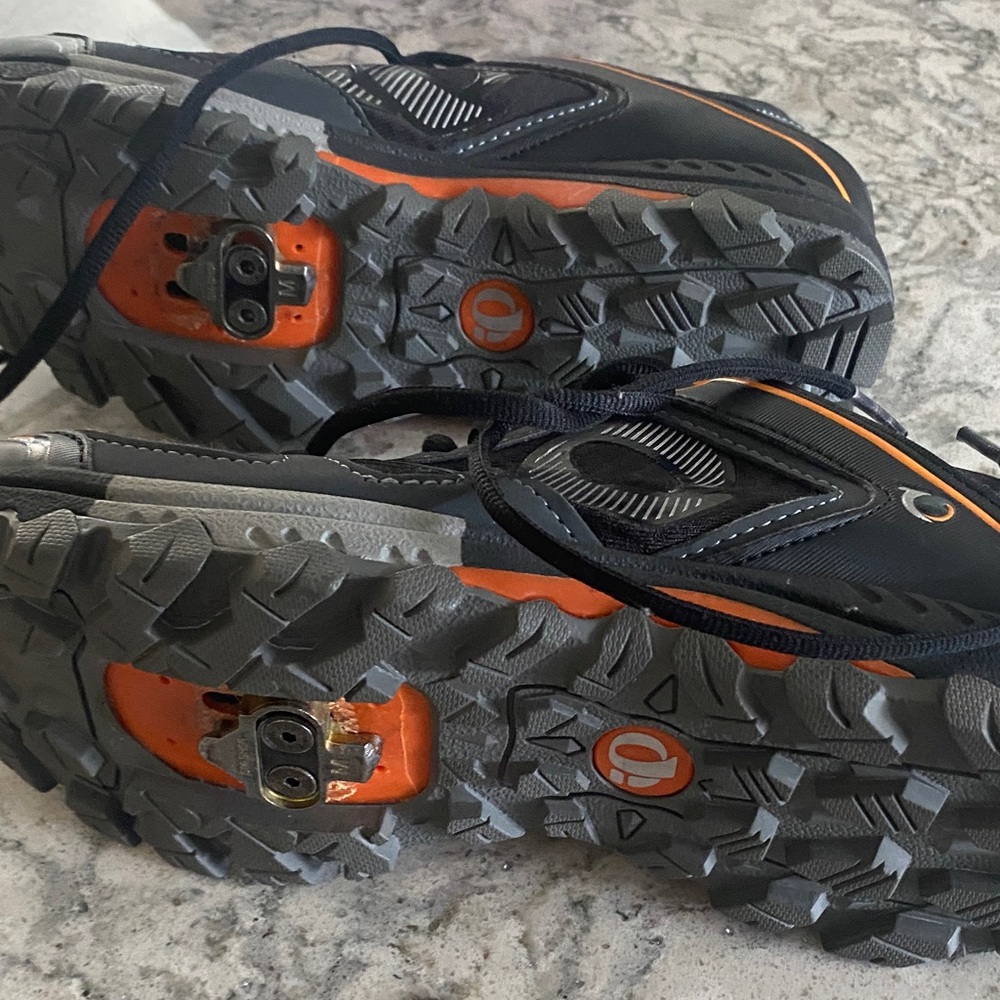 Cycling shoes Pearl Black and Orange